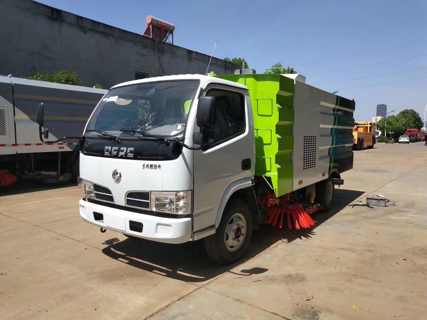 道路清掃車的行業(yè)價(jià)值與應(yīng)用 洗掃車、掃地車與掃路車的全面解析