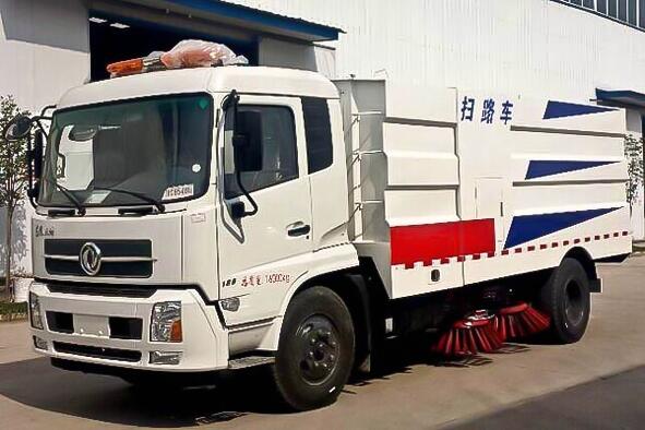 貴陽(yáng)市東風(fēng)天錦大型掃路車廠價(jià)直供，小區(qū)掃路車高效清潔新選擇