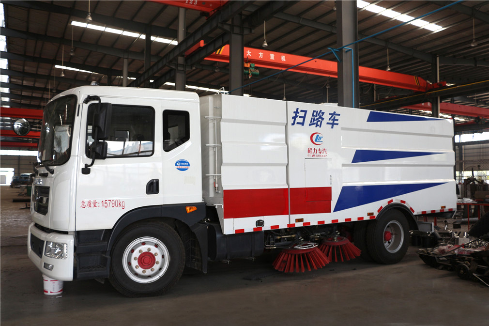 國(guó)五東風(fēng)D9掃路車 城市清潔的智能管家，高效作業(yè)的新標(biāo)桿