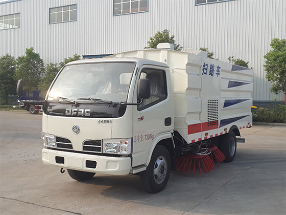 掃路車價(jià)格與選購(gòu)指南 從垃圾清掃車到環(huán)衛(wèi)清掃車的全解析