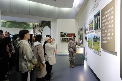 賡續(xù)英烈精神 傳承紅色血脈——藝術學院組織開展清明祭英烈主題愛國主義教育活動